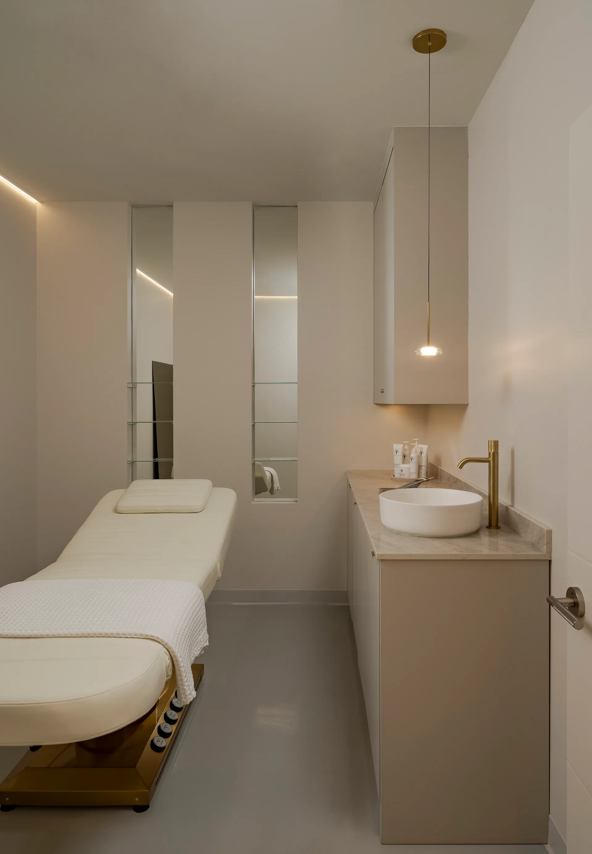 Treatment room with a bed and washbasin